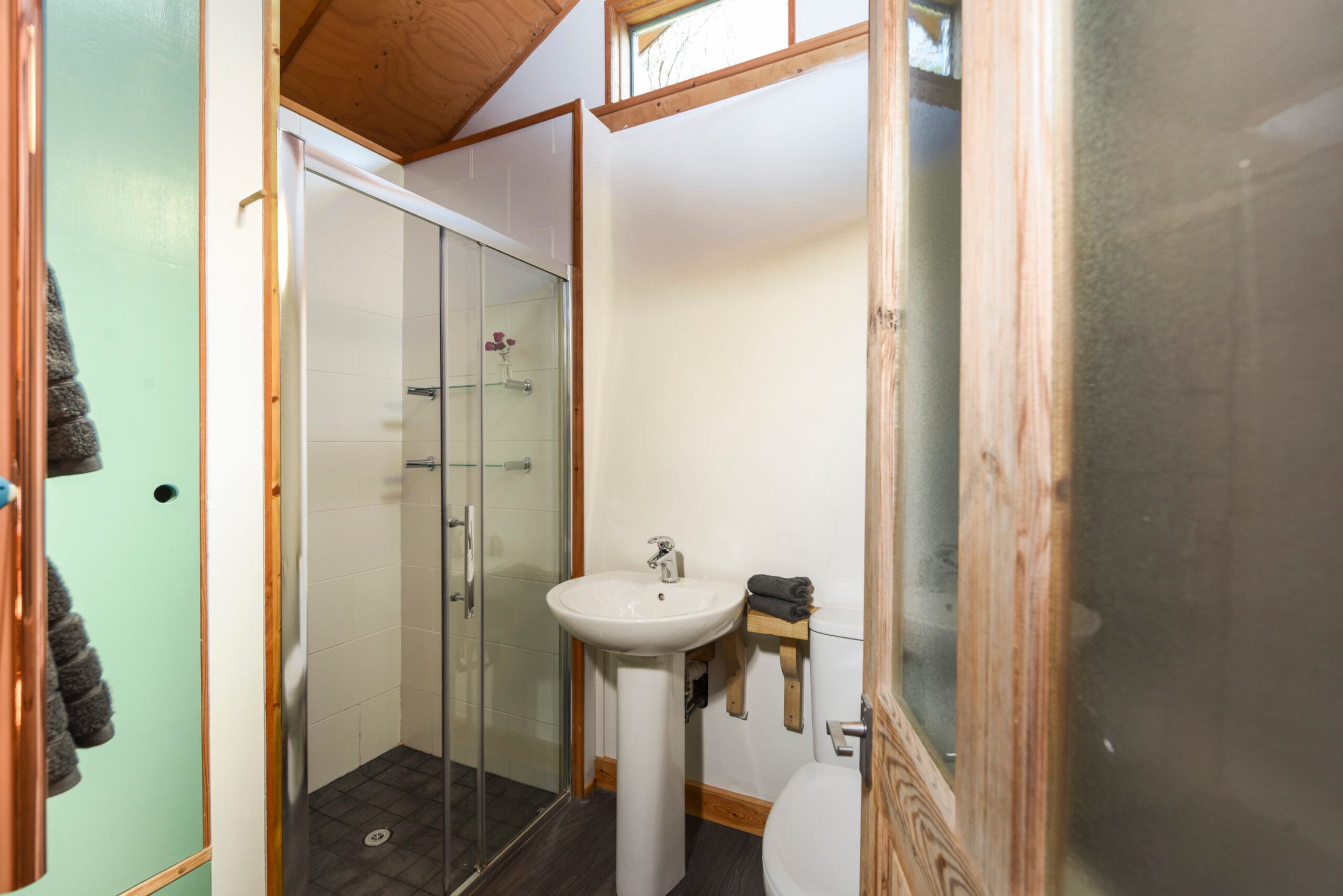 Straw Cottage bathroom at Old Pound Smithy